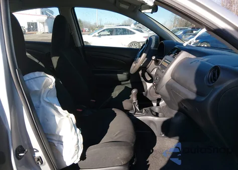 2015 Nissan Versa 1.6 S z USA, uszkodzony, nr VIN 3N1CN7AP5FL949643